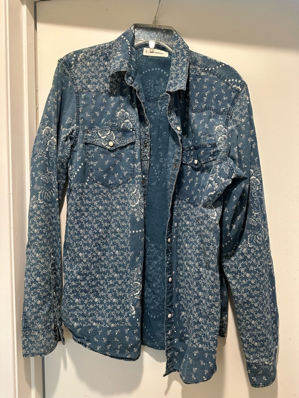 Lucky Brand Blue Floral Print Denim Shirt w Pearl Snaps Size Medium